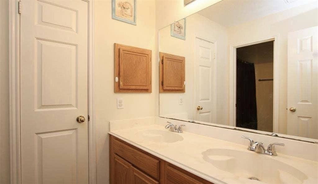 Large private room high ceilings 