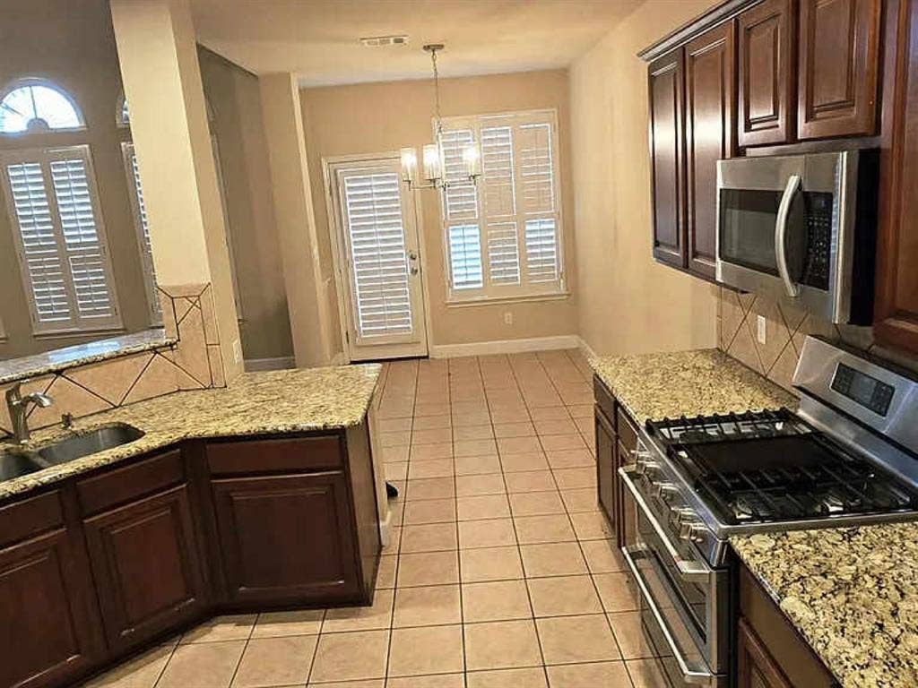 Room in a big House in Stone Oak