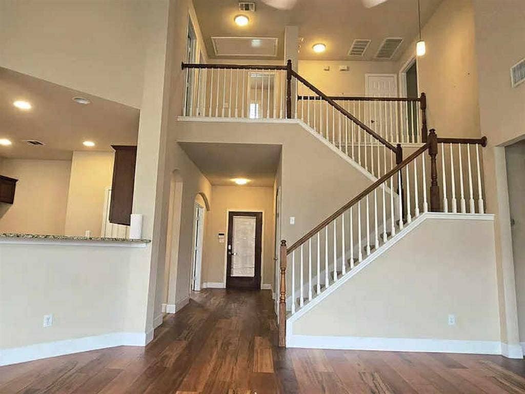 Room in a big House in Stone Oak