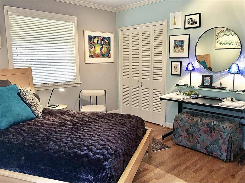 Jack & Jill Room in an Artist Home