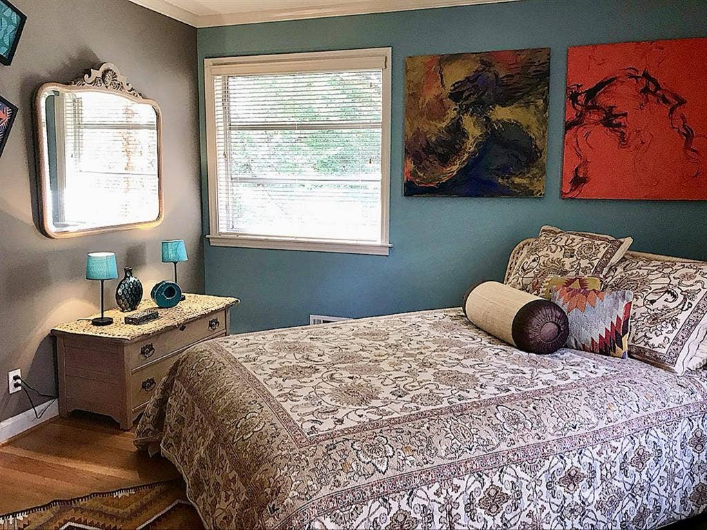 Jack & Jill Room in an Artist Home