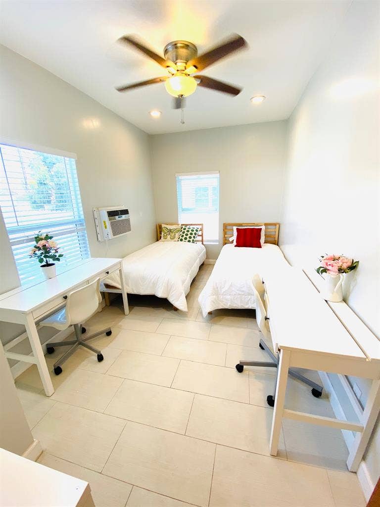 Private Rooms Available Near USC