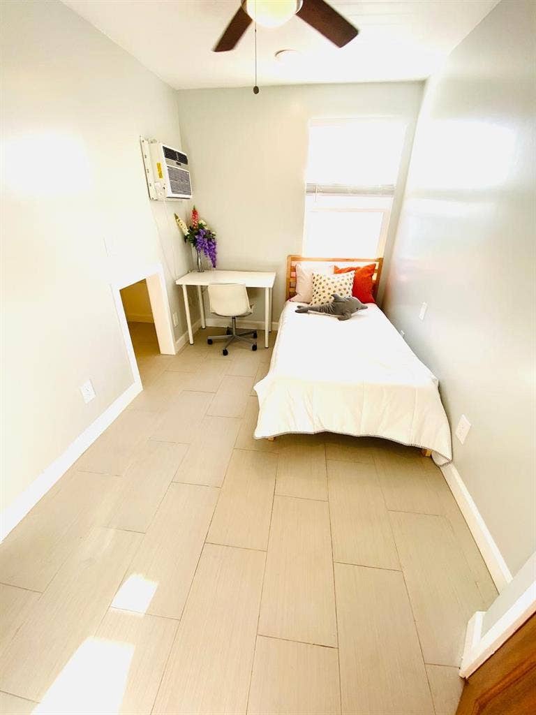 Private Rooms Available Near USC
