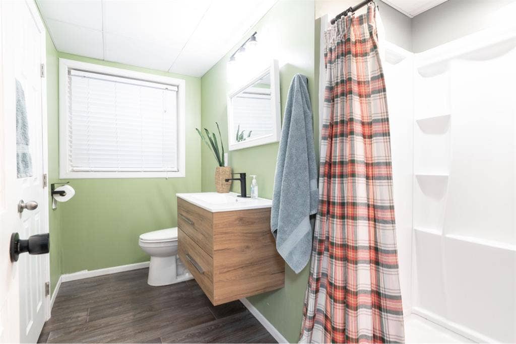 Furnished Room, shared bath 2 other