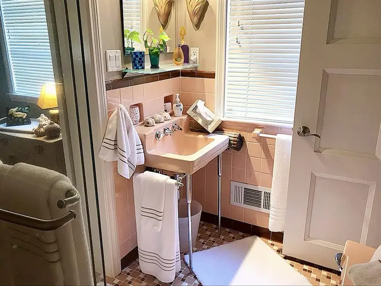 Jack & Jill Suite in an Artist Home