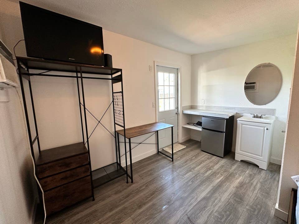 Room w/ Private Entrance & Bathroom