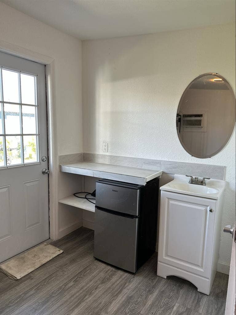Room w/ Private Entrance & Bathroom