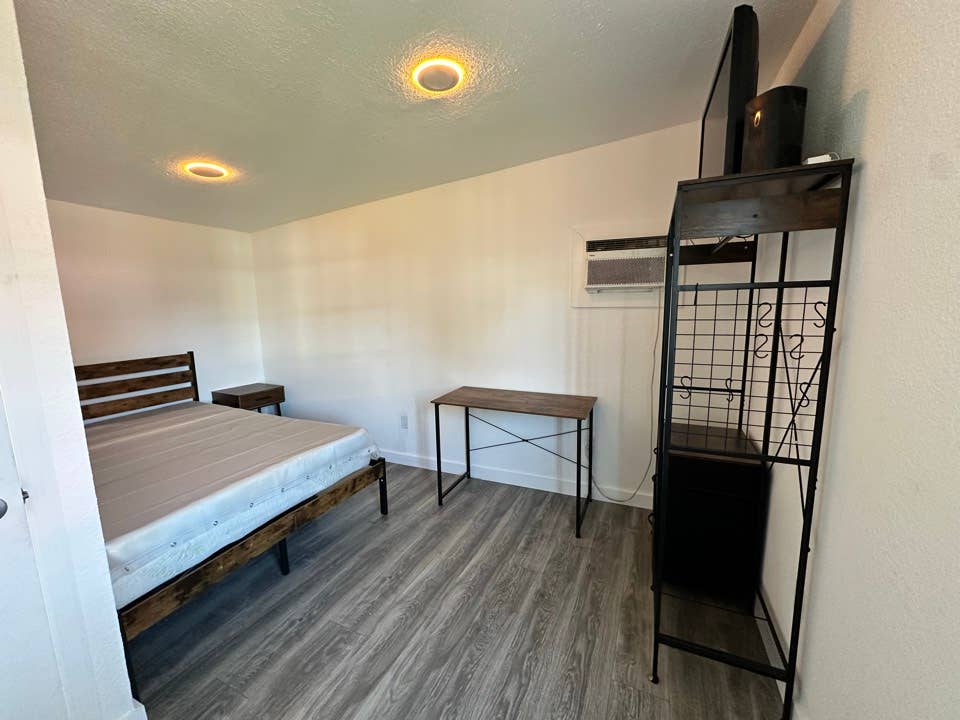 Room w/ Private Entrance & Bathroom