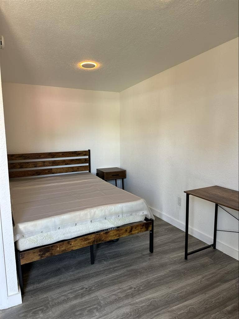 Room w/ Private Entrance & Bathroom