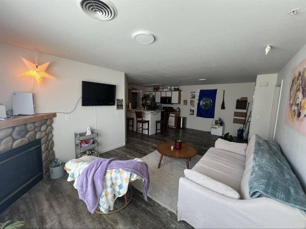 ISO one female tenant