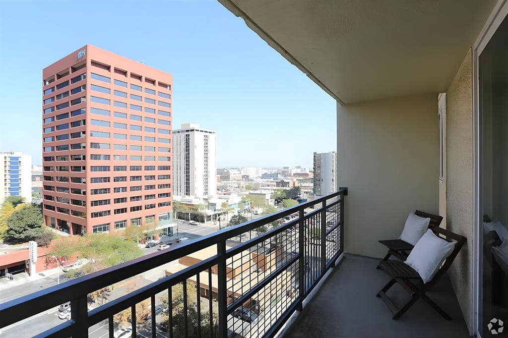 1bdr/ 1bth beautiful downtown space
