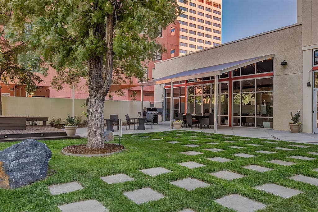 1bdr/ 1bth beautiful downtown space
