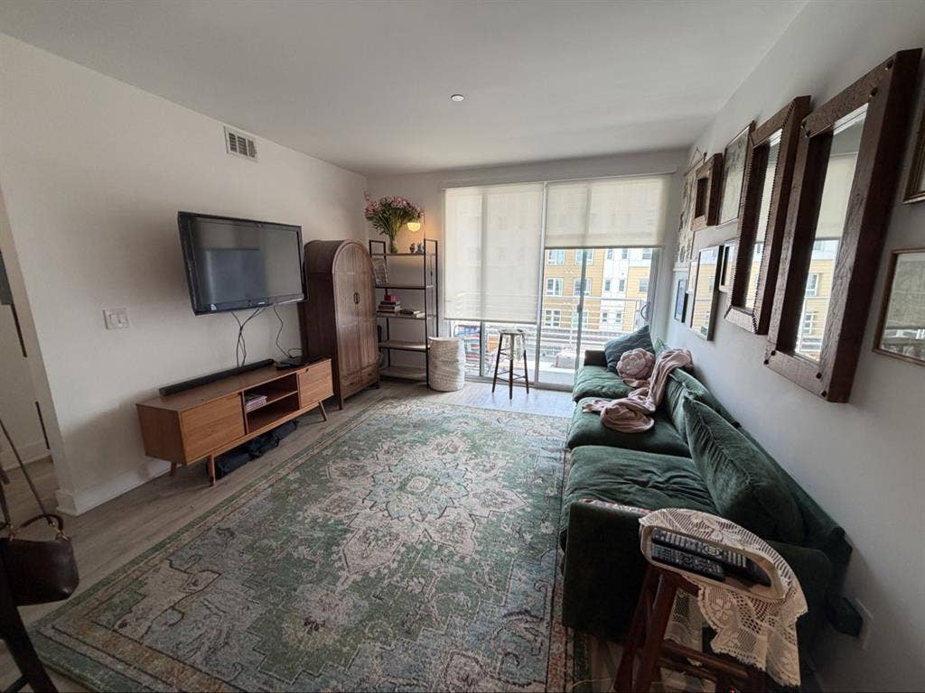Seeking Female Roommate - JULY 1!!