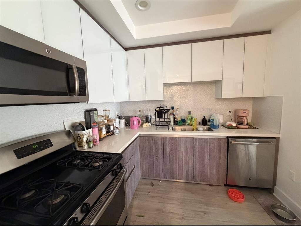 Seeking Female Roommate - JULY 1!!
