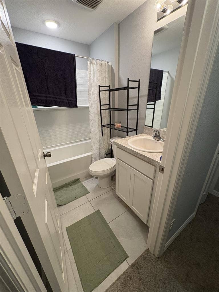 Looking for a roommatee