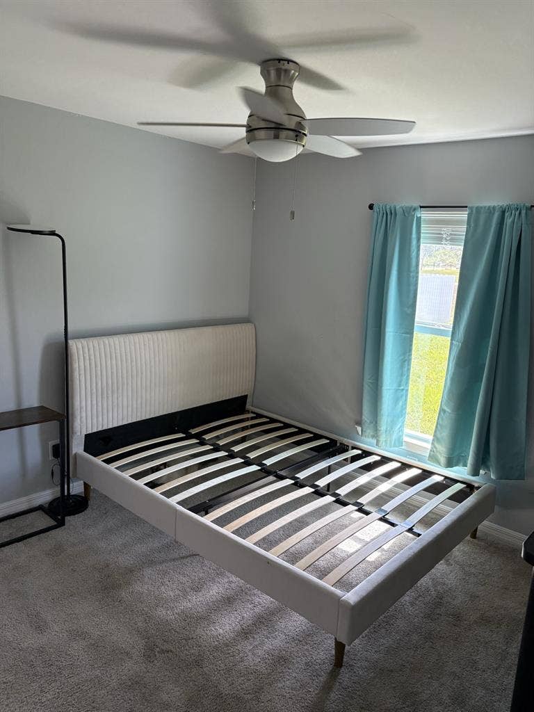 Looking for a roommatee