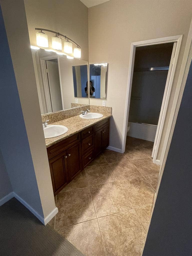 Unfurnished room w/ private bath