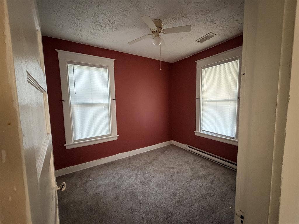 Room for rent in desirable Lakeside