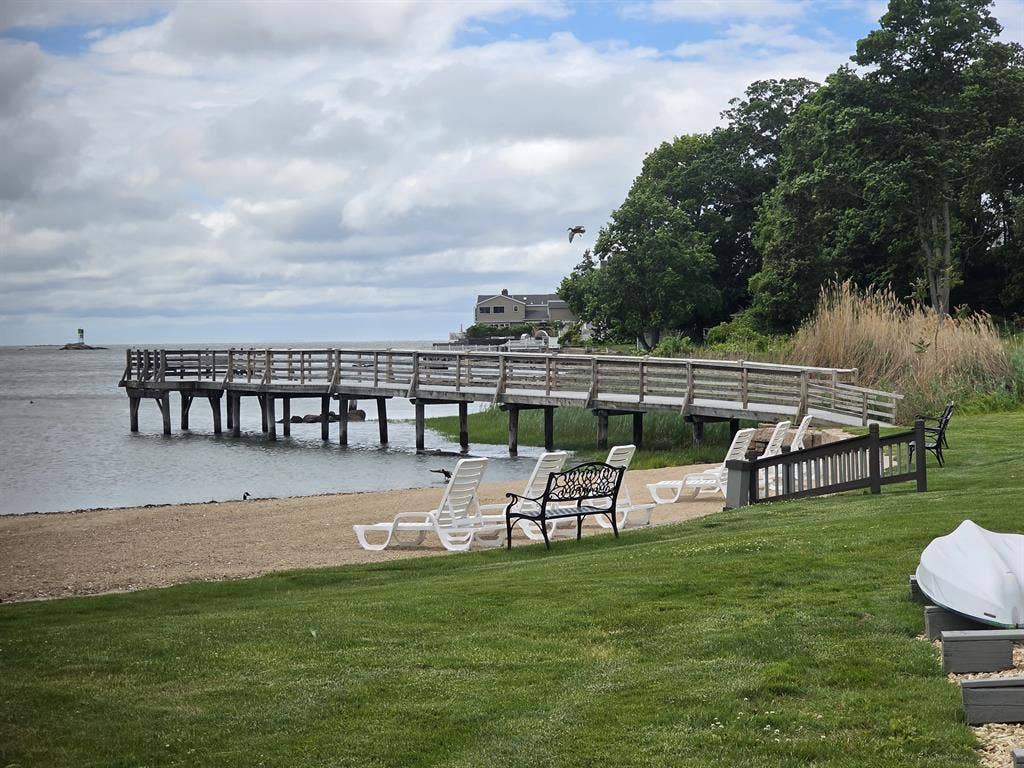 Branford shore 15 min from Yale.