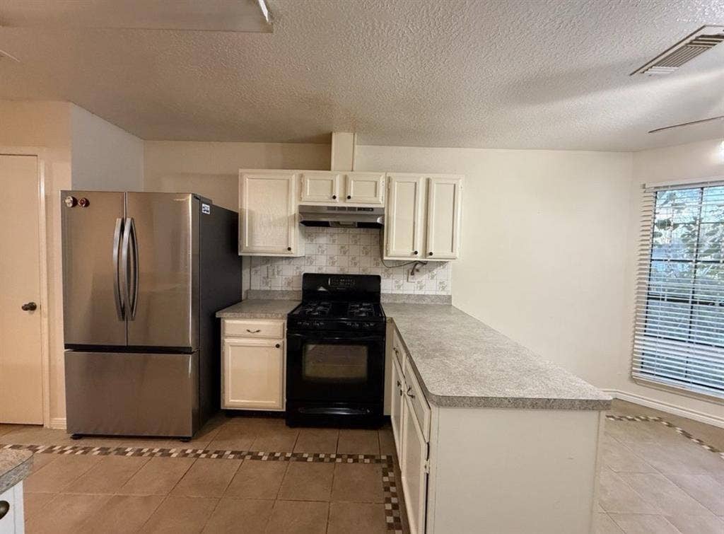 Looking for a roommatee