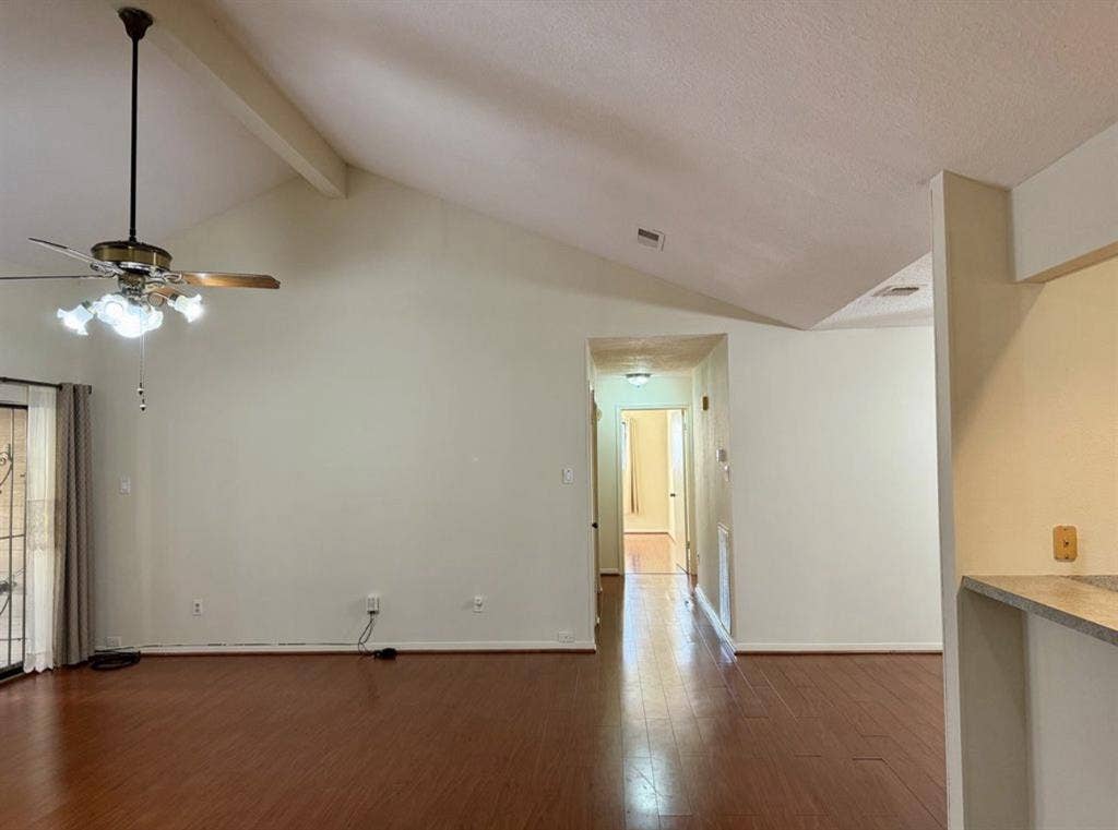 Looking for a roommatee