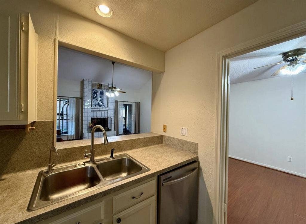 Looking for a roommatee