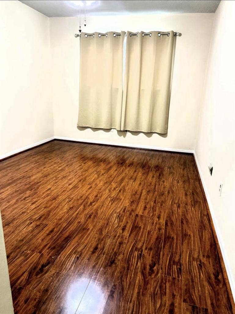Looking for a roommatee