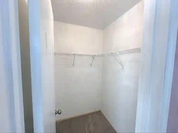 Room available FW/Keller