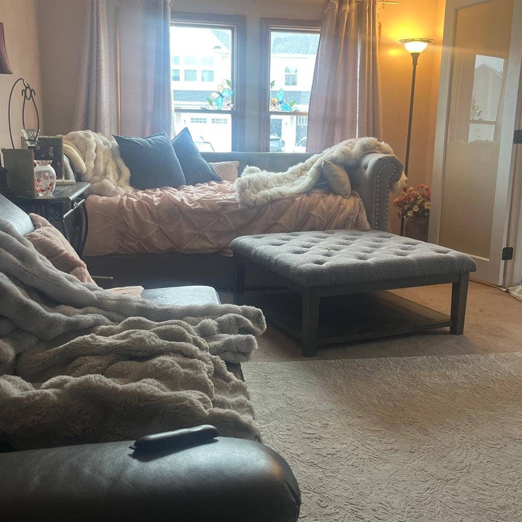 Room for rent. Avail Mid August/