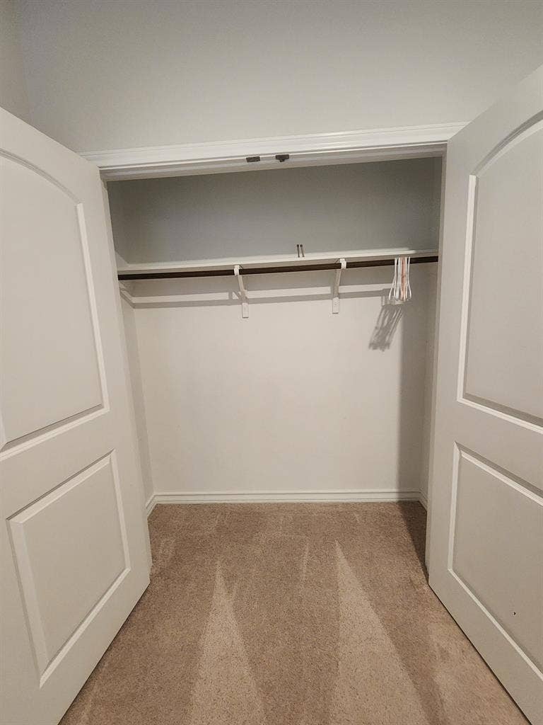 Buda; 1 room available