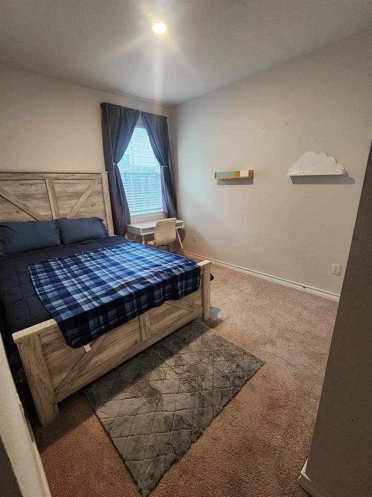 Buda; 1 room available