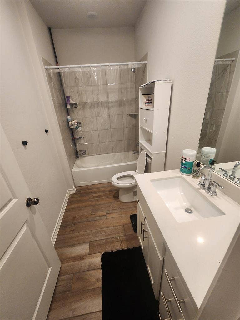 Buda; 1 room available