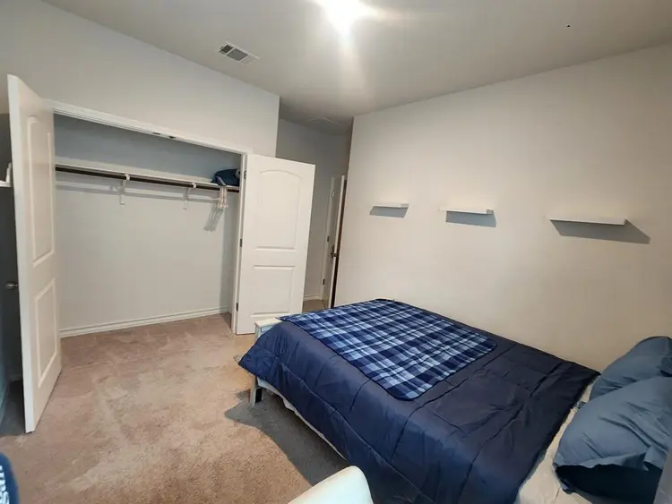 Buda; 1 room available