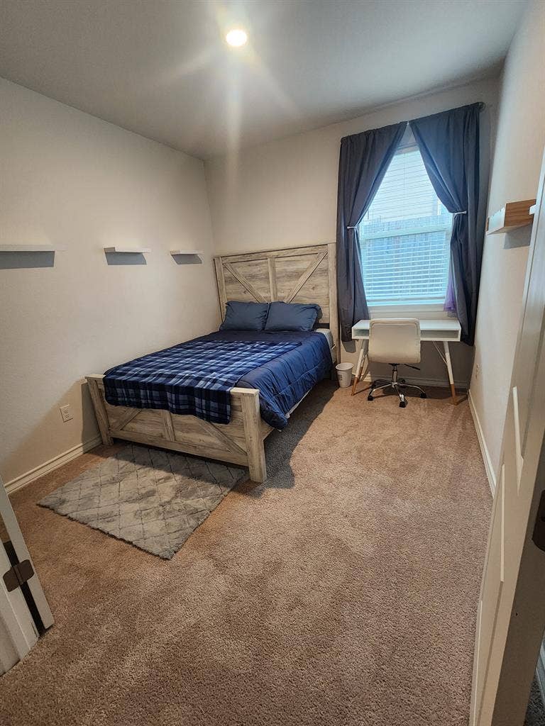 Buda; 1 room available