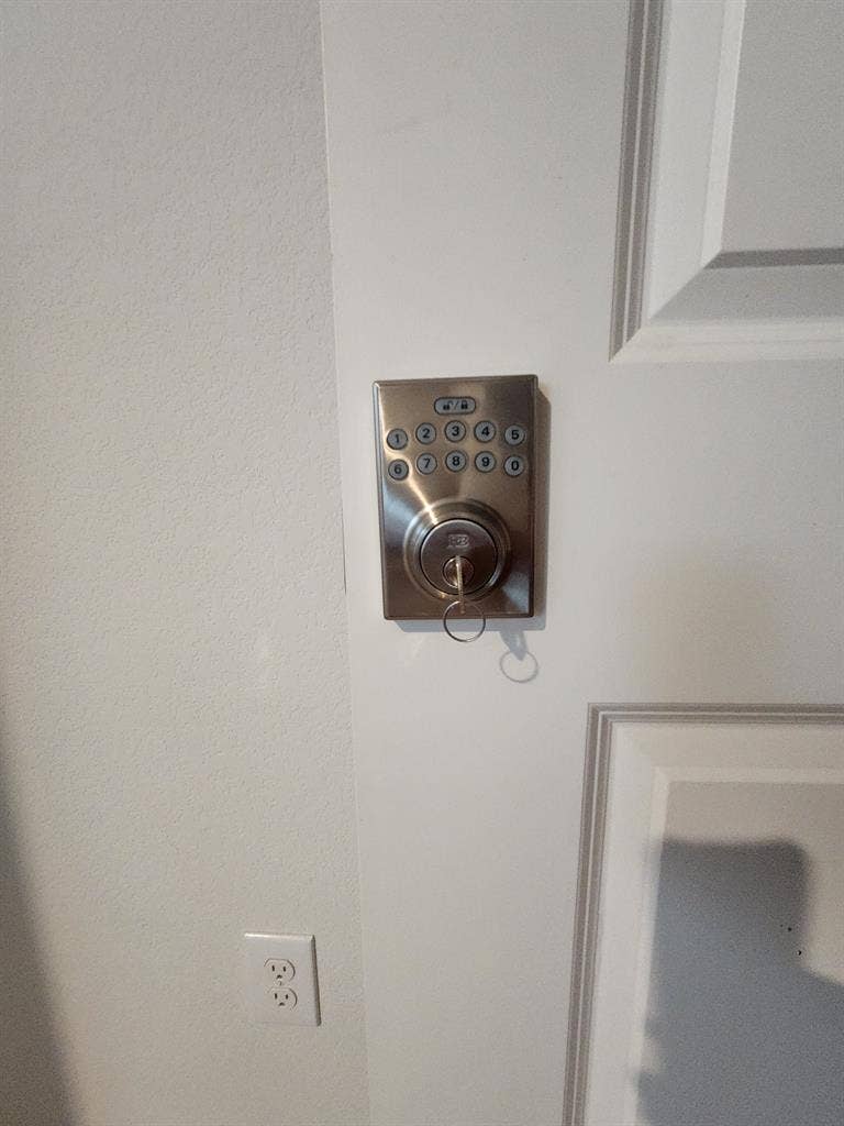 Buda; 1 room available