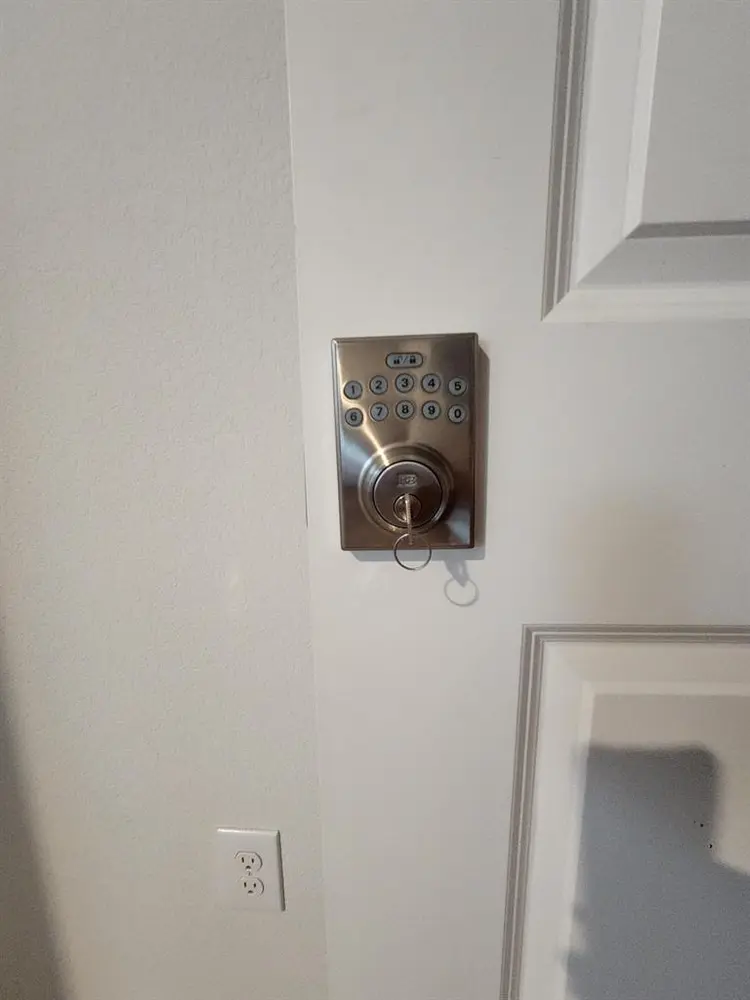 Buda; 1 room available