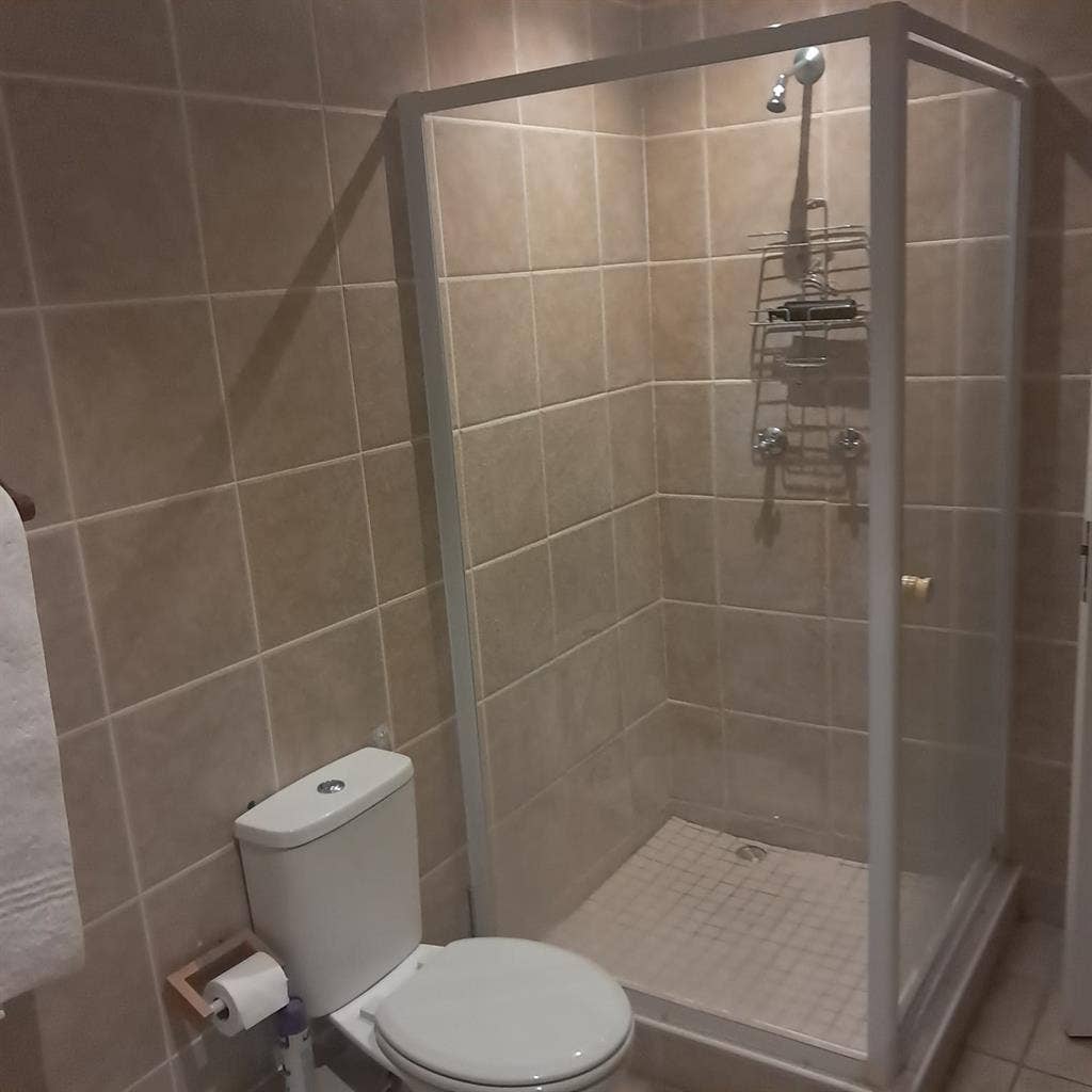 Comfy, Quiet + Private! Room Avail