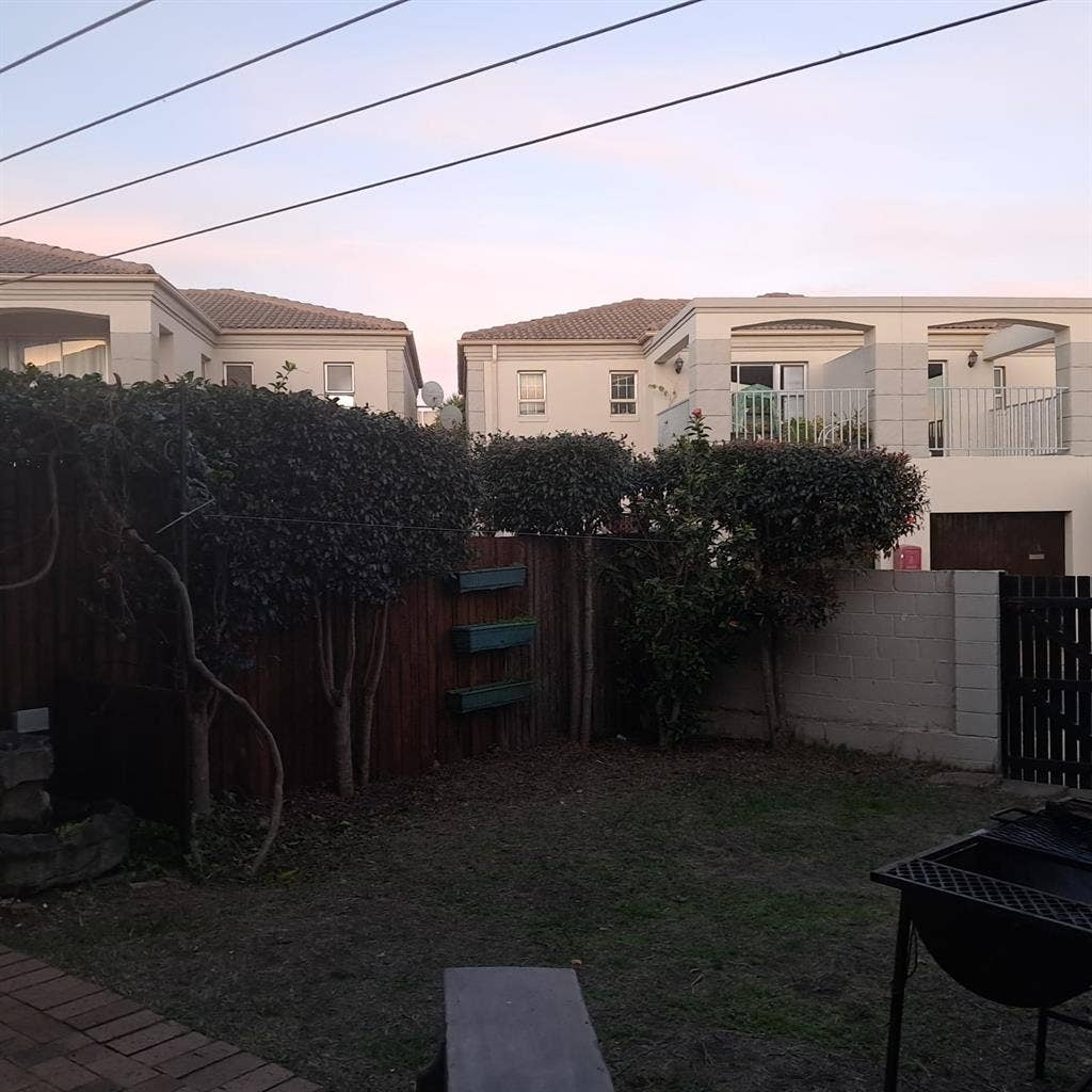 Comfy, Quiet + Private! Room Avail