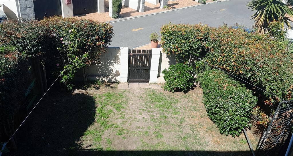 Comfy, Quiet + Private! Room Avail