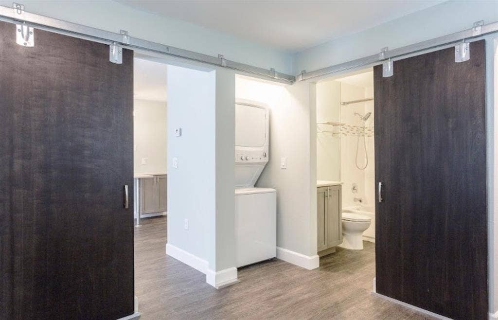 LEASE TAKEOVER-NEAR AIRPORT & DT