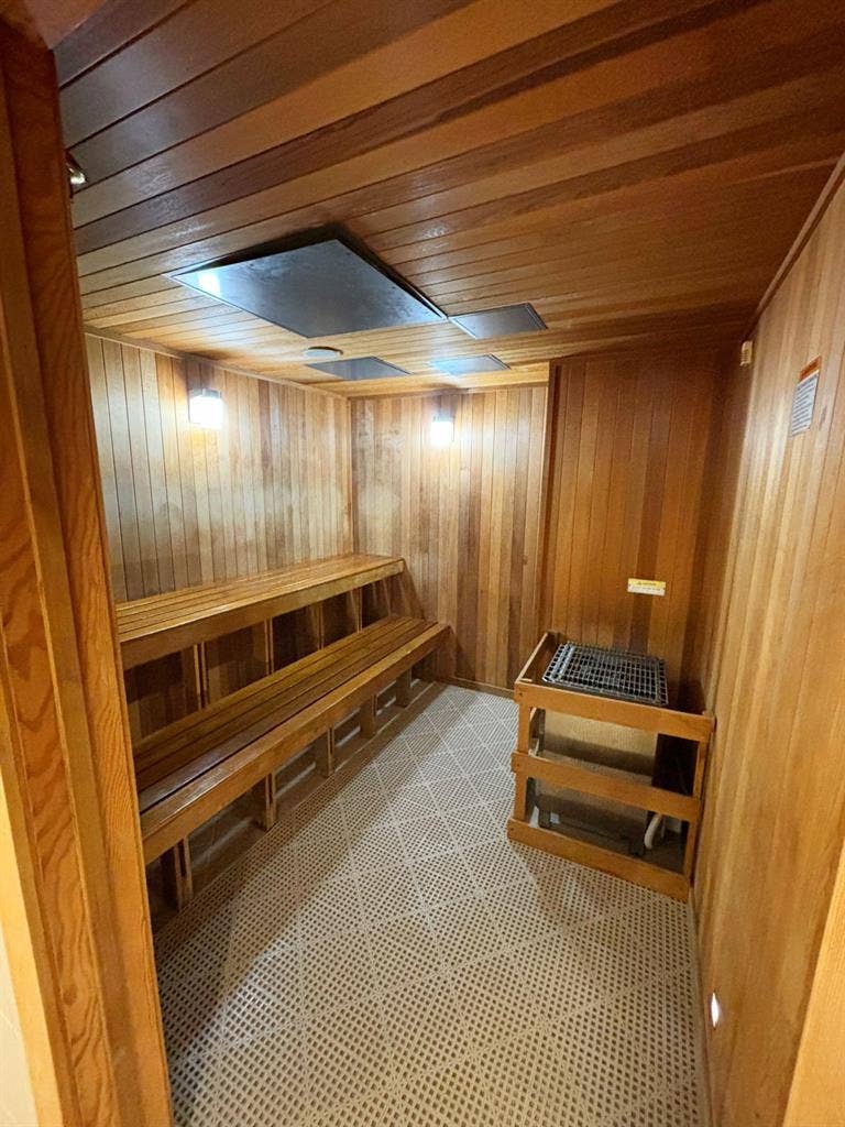 WATER VIEW PRIVATE BEDROOM/ BATHR
