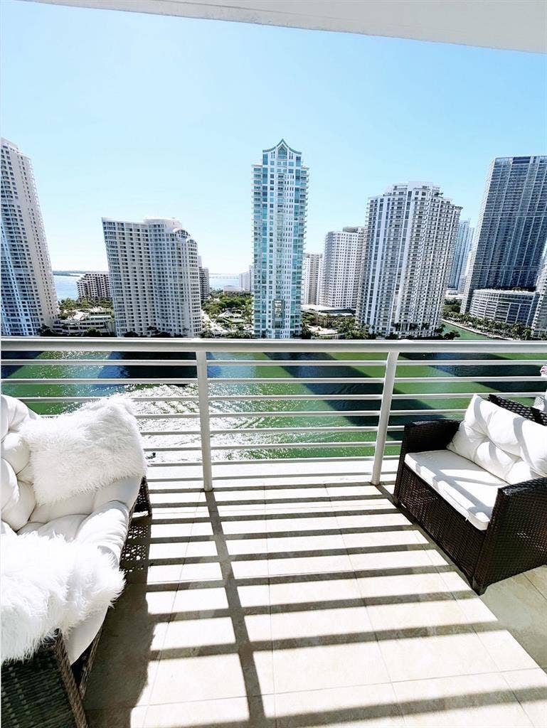 WATER VIEW PRIVATE BEDROOM/ BATHR