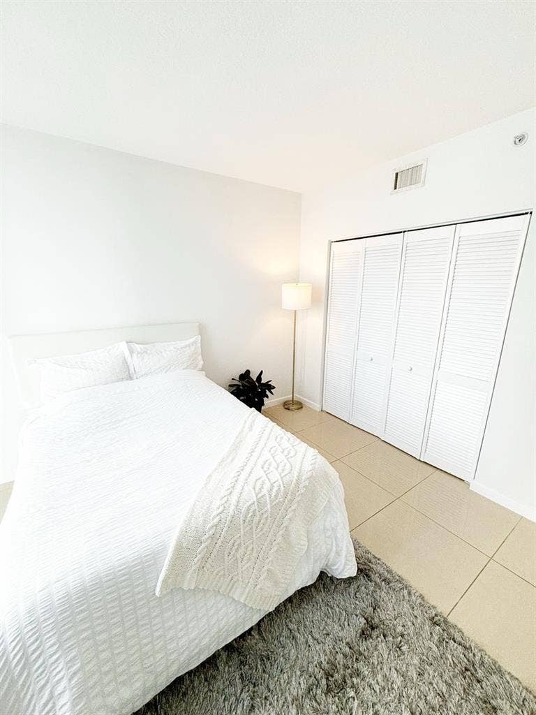 WATER VIEW PRIVATE BEDROOM/ BATHR
