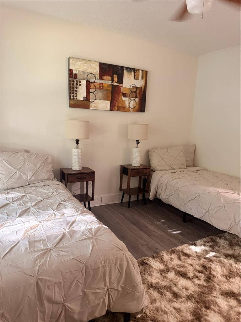 Private Room/Shared by Lake