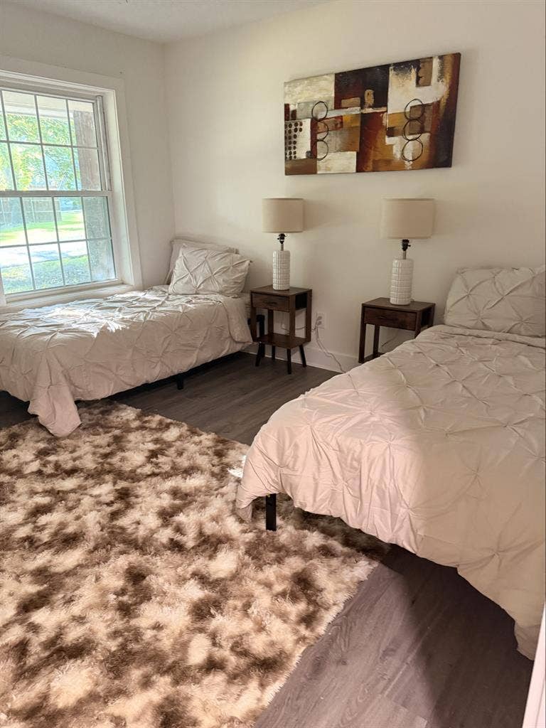 Private Room/Shared by Lake