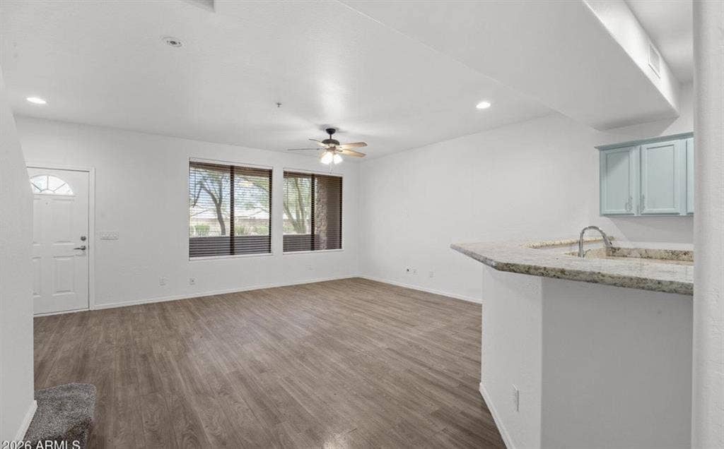 ROOM FOR RENT! Only $900 a month!