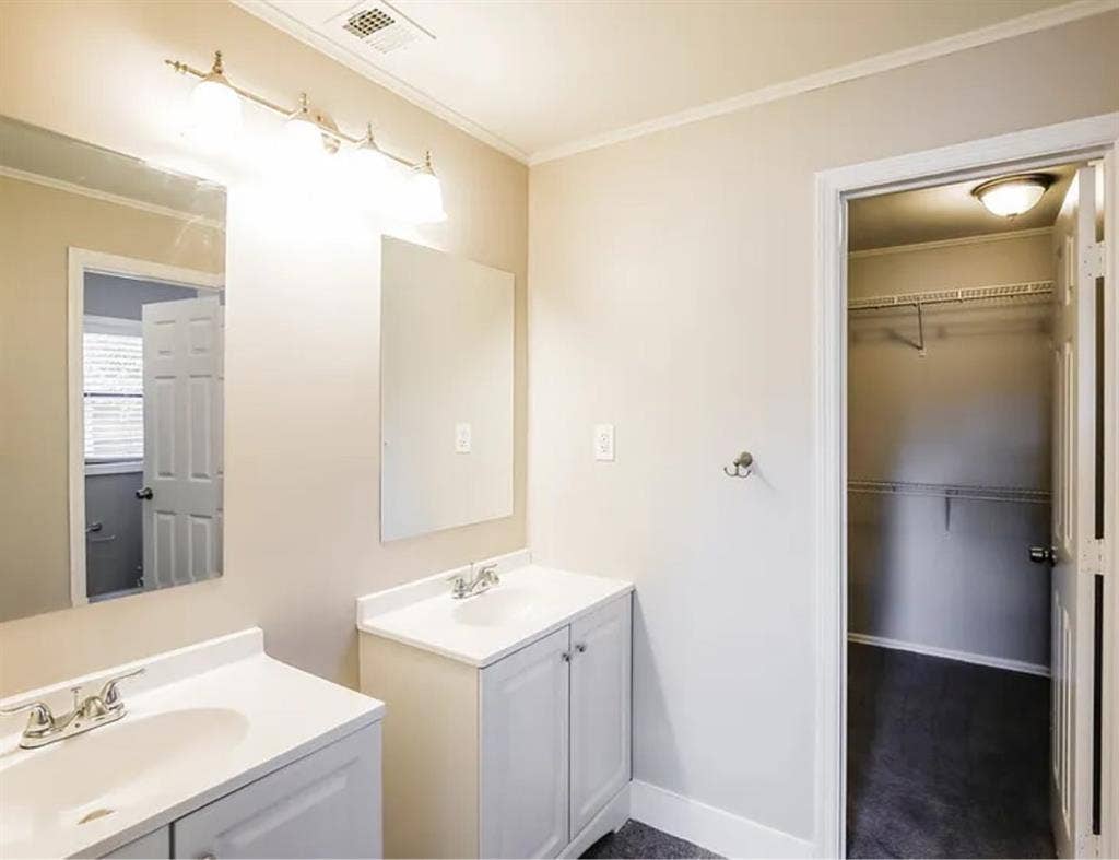 Private Bedroom / Private Bath