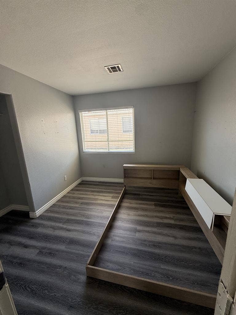 4 Rooms for rent shared bathroomm