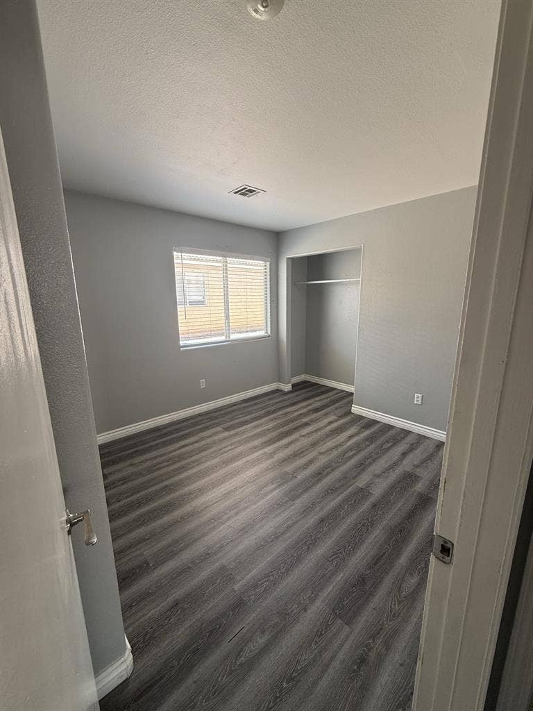 4 Rooms for rent shared bathroomm