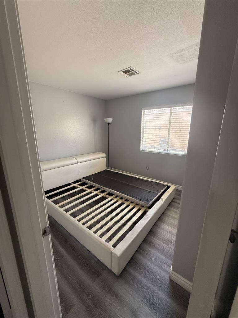 4 Rooms for rent shared bathroomm